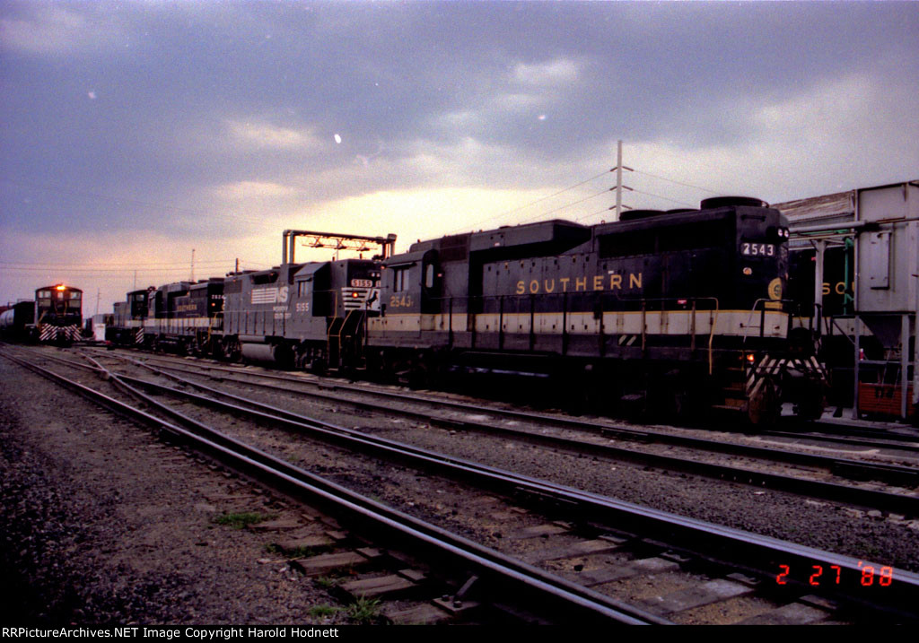 SOU 2543 and others at the fuel rack in Glenwood Yard